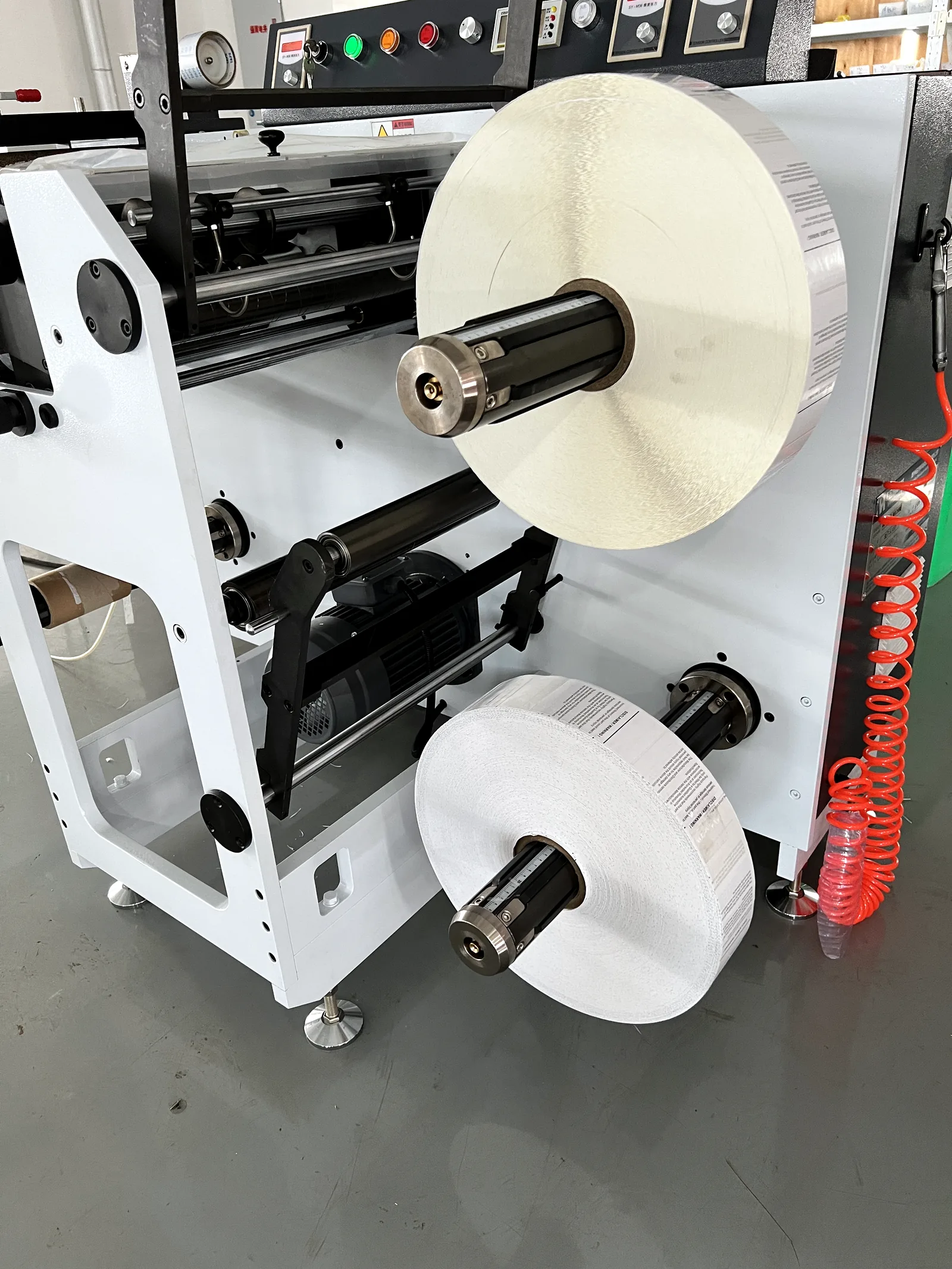 Clean slitting edge on self adhesive label roll