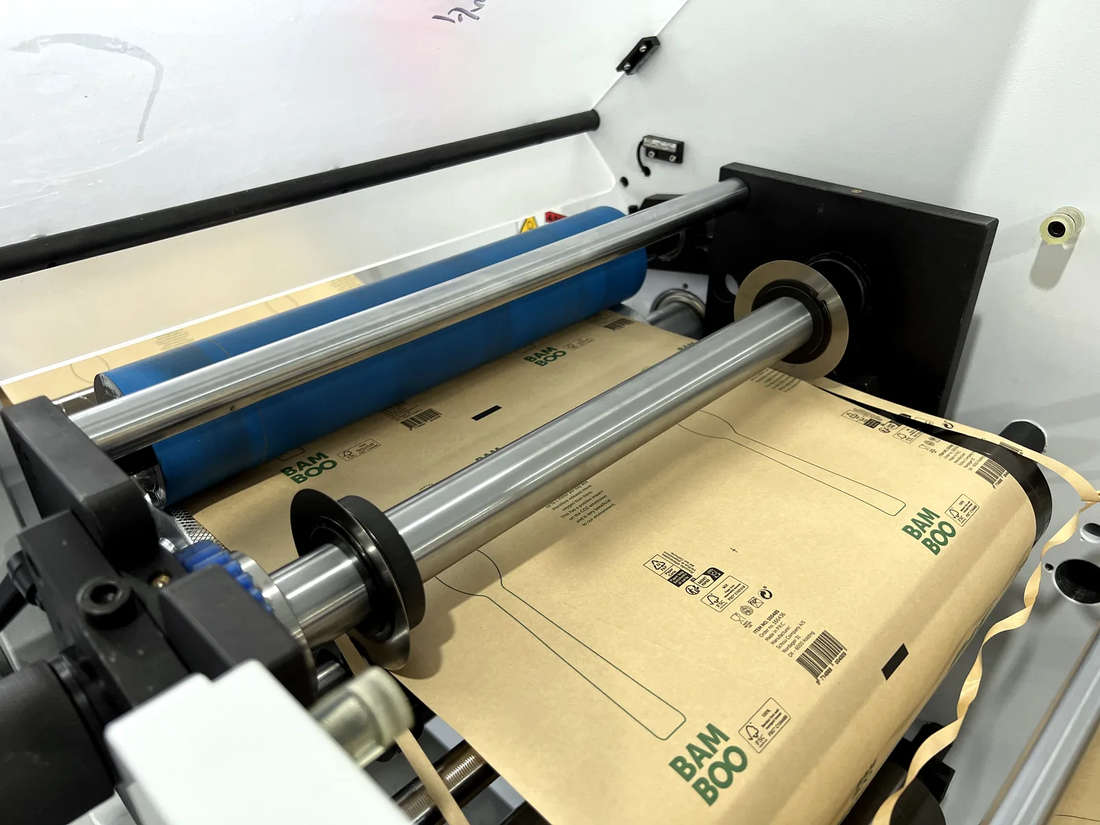 Slitting knife holder on label slitting machine