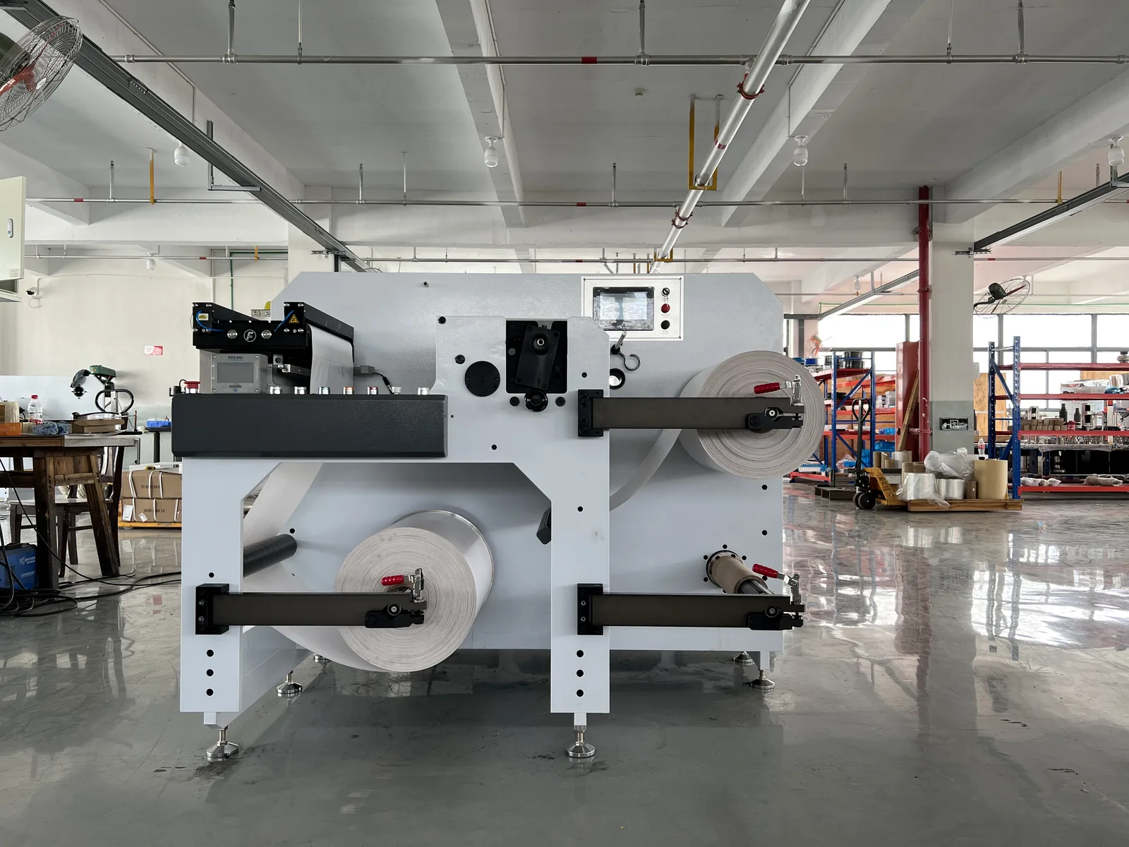 Label slitting machine running with self adhesive label rolls