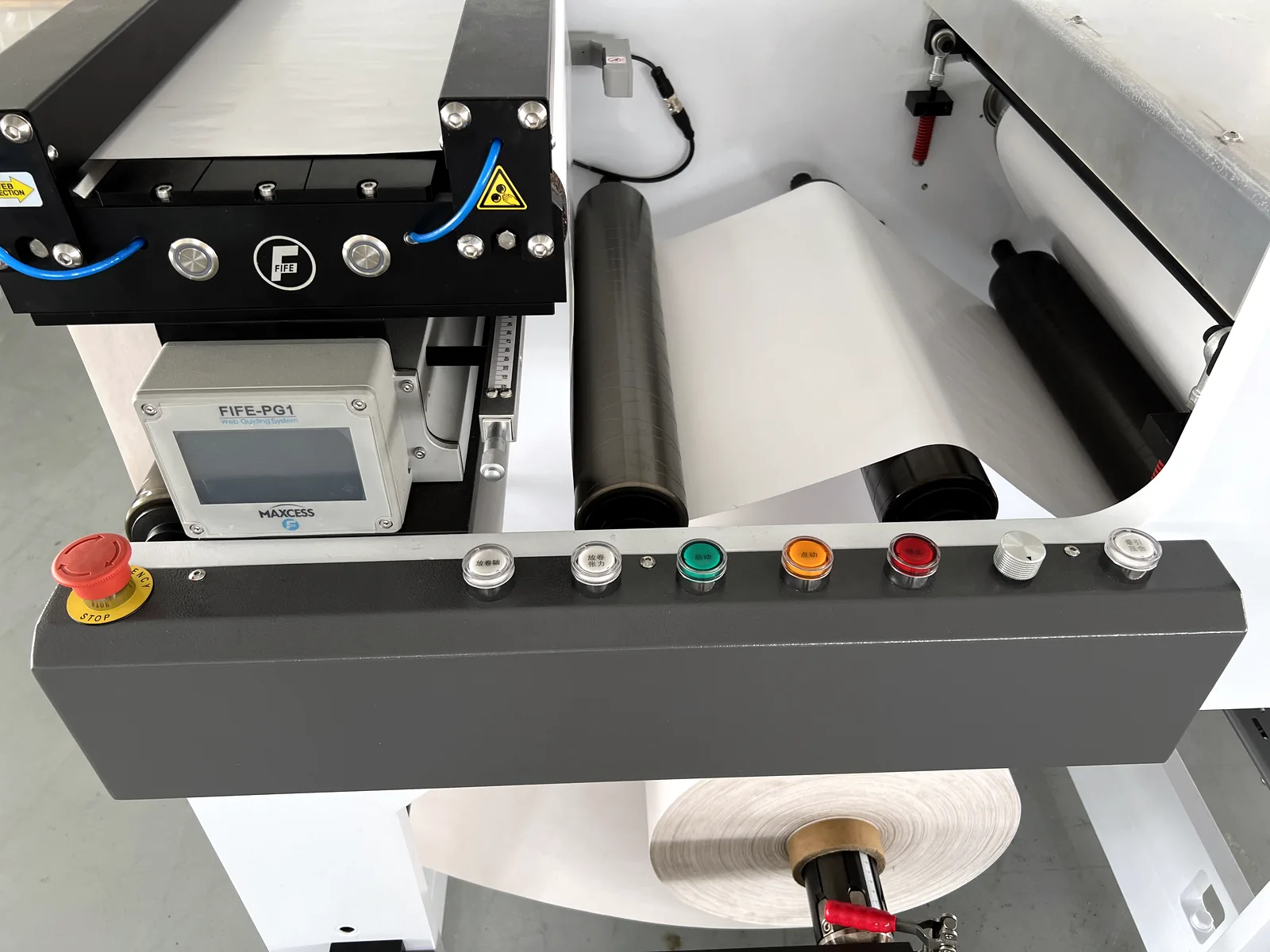 Web guiding system on label slitting machine