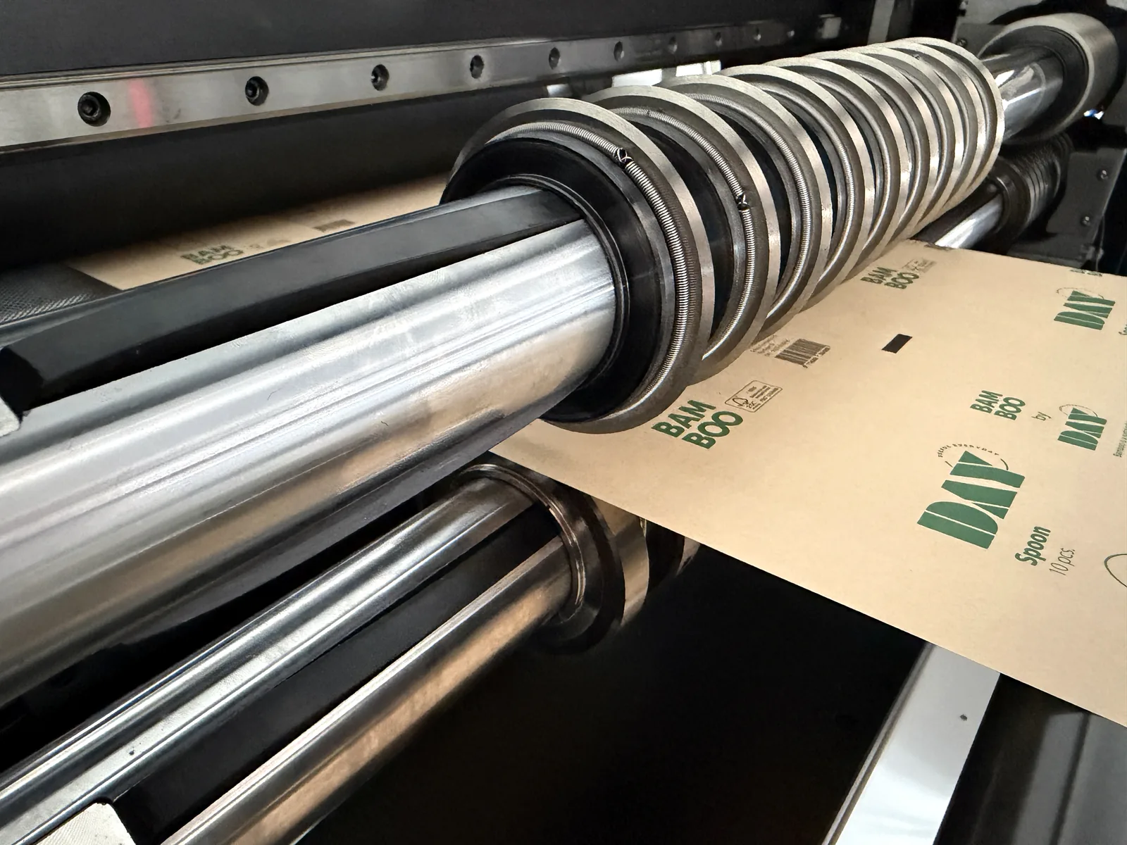 Upper and lower slitting blade structure on label slitting machine