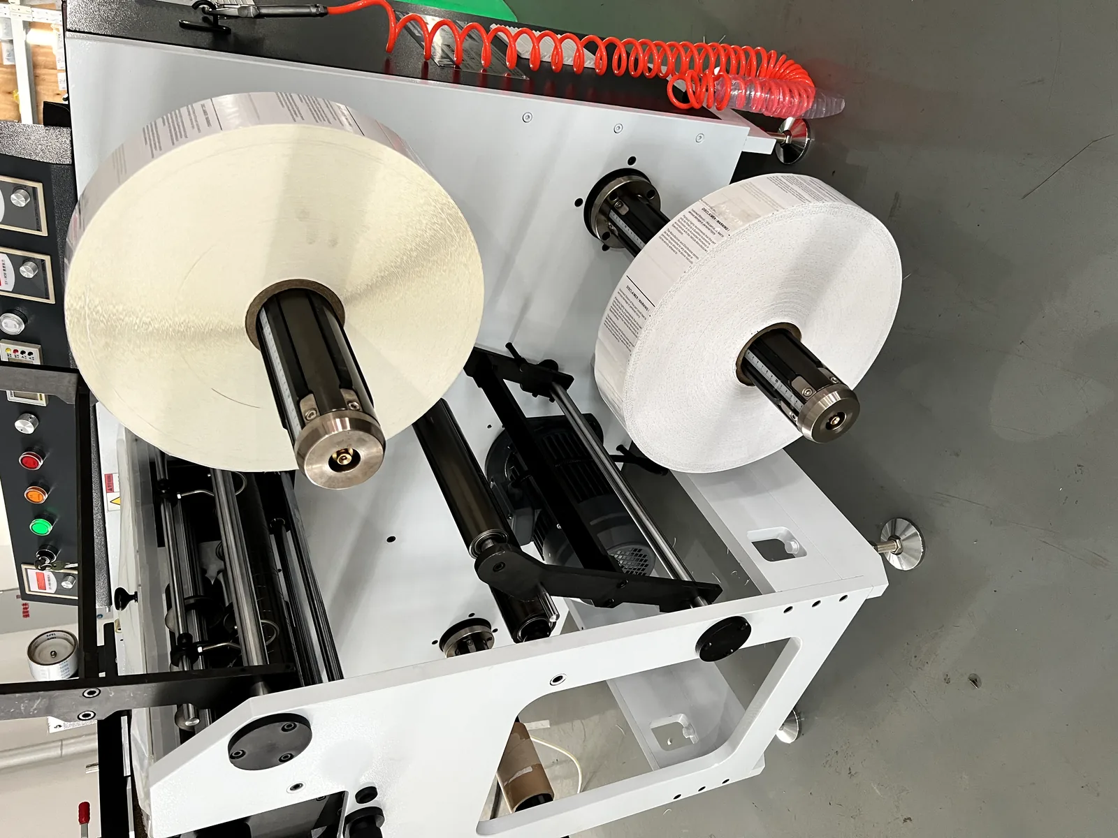 Label slitting rewinding machine with upper and lower rewinding shafts